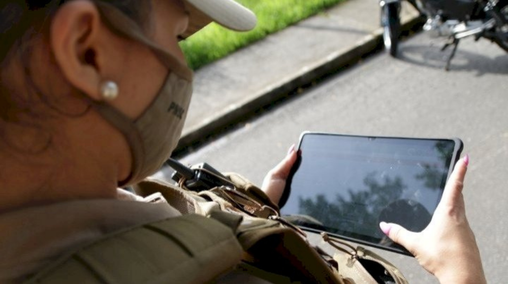 Case de sucesso PMSC Policial militar segurando um tablet