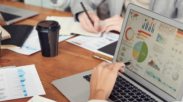 equipe analisando gráficos de desempenho