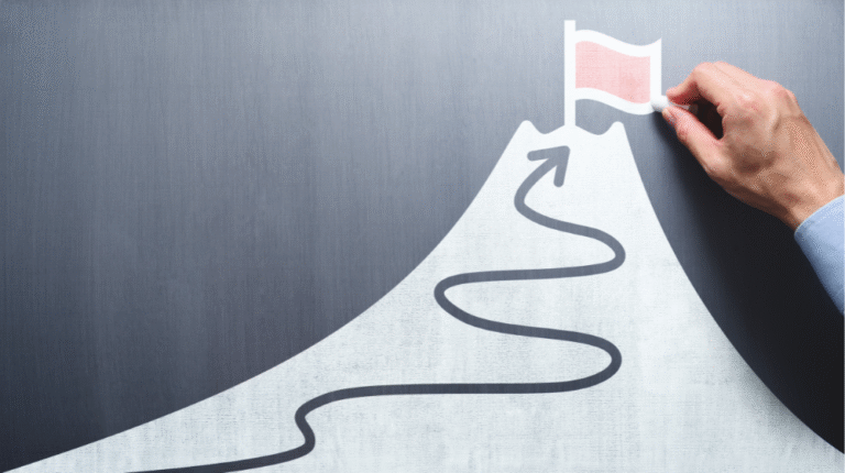 desenho de uma montanha com caminho traçado até o objetivo, o topo