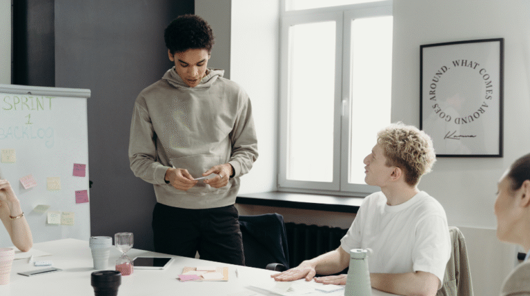 equipe em uma sala fazendo reunião