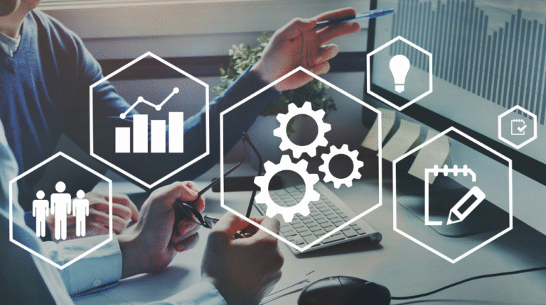 Imagem de duas pessoas conversando ao fundo e ícones de processo em destaque. Gerenciamento de Processos de Negócio