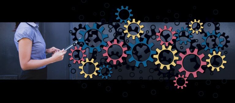 uma mulher segurando um tablet e diversas engrenagens