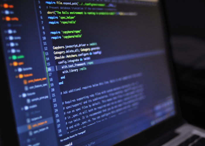 tela de computador apresentando códigos de programação - Análise de requisitos de software