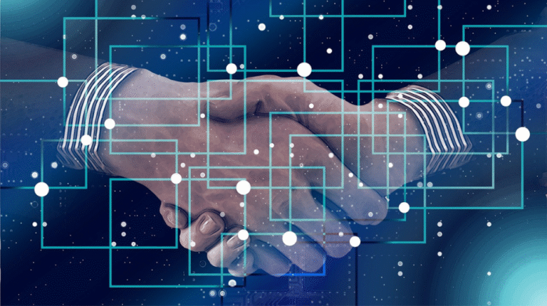 aperto de mãos e elementos tecnológicos